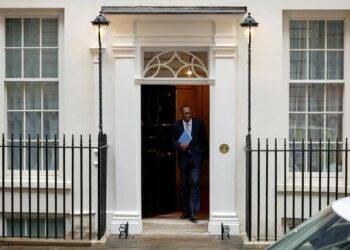 The big gamble on tax cuts for the rich that could railroad the economy off the tracks