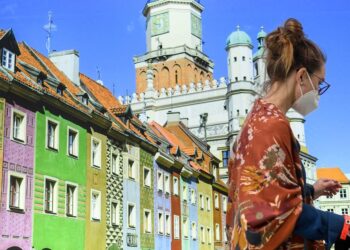 Spain to ease face mask restrictions in Covid rule shakeup before February break