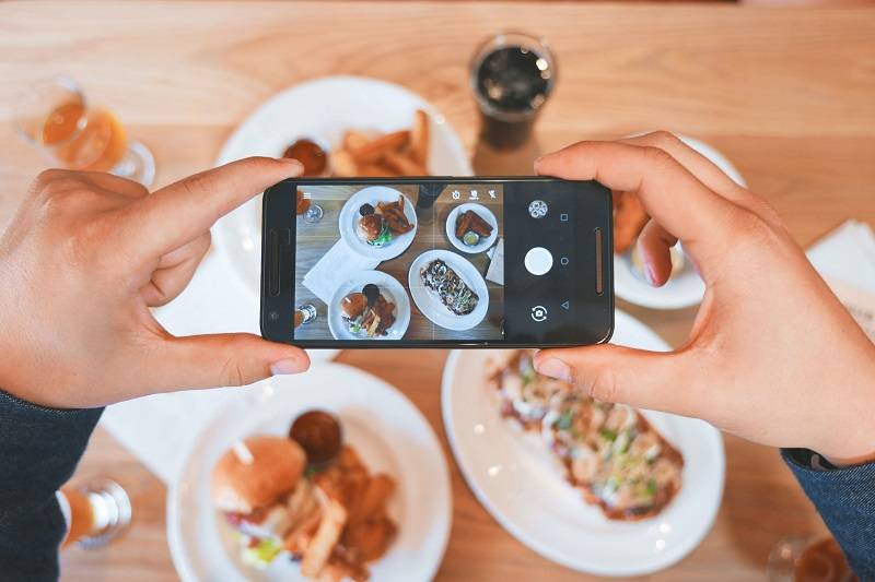 Surveys on Instagram Stories: what they are and how to use them