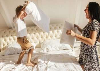 Clinical microbiologist issues warning over hidden ‘droppings’ in bed sheets