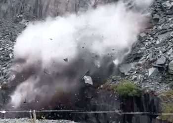 Terrifying scenes as walkers flee huge falling rockface at Welsh beauty spot
