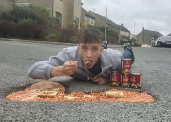 Man turns pothole into giant bowl of beans on toast