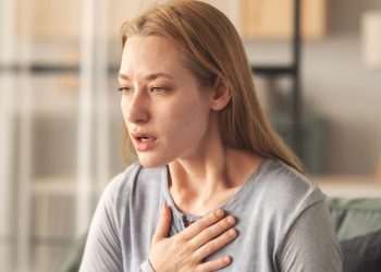 ‘Call 999’ if you have these 2 dangerous chest symptoms, NHS says